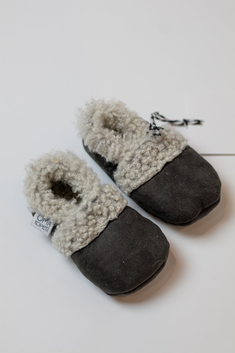 Oma Rāpeti Lambskin Baby Slippers | Grey
